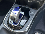 ハイブリッド車特有の小型セレクトノブは軽いタッチでスマートに走行できます!
