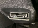 ハンドルの左下にETCがついています。高速道路の料金所の通過も楽々です。 カードの取り出しもしやすい場所についています。
