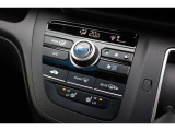 フルオートエアコンを装備しております。車内の温度設定だけでなくPM2.5にも対応した高性能集塵フィルターも装備しており車内はいつも快適空間です。