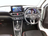運転席周りのレイアウトをご覧ください。ナビゲーションが綺麗に装着されすっきり収まってますね!