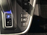 【電動パーキング】ボタンひとつでパーキングON。女性の方や運転に慣れていない方にも安心.【ブレーキホールド】信号待ちや渋滞時にブレーキを踏み続けなくてOK。