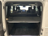 ゆったりとしたトランクルームでございます。たくさんのお荷物の車載が可能でございます。