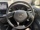 本革巻きステアリングには便利なオーディオ操作スイッチも装備されています。