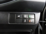 パワーテールゲートの開閉、横滑りを防ぐVSA等のスイッチ類は運転席の右側、手の届きやすい位置にあります。