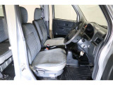 すわり心地の良い運転席・助手席です。長時間のドライブの疲れ軽減に貢献します。どうぞ快適なドライブを♪