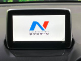 【7インチマツダコネクト】車内の雰囲気にマッチした大型のディスプレイ。スマホ接続でのナビ使用やBluetooth再生等、様々な機能が楽しめます。直感的なダイヤル操作が可能で、使い勝手も良好です。