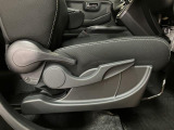 運転席シートリフターを装備しています★細かくドライビングポジションを設定できるので運転し易く、疲れにくいですね♪