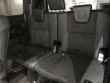 3列目シートは跳ね上げ式で折りたたみ可能です。キャンプ用品など大きな荷物もばっちり収納可能です!