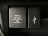 USBオーディオ用ソケットがついていますので携帯電話などを接続すれば音楽等の再生が可能です!充電用ソケットもございます!