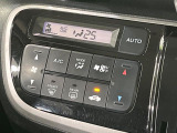 【オートエアコン】一度お好みの温度に設定すれば、車内の温度を検知し風量や温度を自動で調整。暑い&hellip;寒い&hellip;と何度もスイッチ操作をする必要はありません。快適な車内空間には必須の機能ですね♪