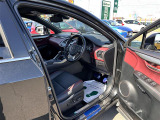 【運転席】座り心地が良いシートなので長時間の運転でも快適にお過ごしいただけます。新品のフロアマットのご注文も可能です。掲載箇所以外にご希望の写真がございましたらお気軽にお問い合わせ下さい。