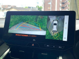 【パノラミックビューモニター】専用のカメラにより、上から見下ろしたような視点で360度クルマの周囲を確認することができます☆死角部分も確認しやすく、狭い場所での切り返しや駐車もスムーズに行えます。
