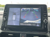 アラウンドビューモニターは4個のカメラを合成してまるで上から撮影した様な駐車場のどの位置にいるかとてもわかり易い機能です