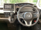 運転席周辺のスマートなレイアウトが、操作のしやすさを実現。快適なドライブをサポートします。手元で操作ができる、電子制御パーキングブレーキ。
