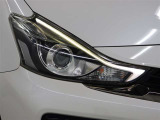 1灯の光源でロービームとハイビームの切り替え可能なBi-Beam LEDヘッドランプ(ブラックエクステンション加飾)を採用。先進性を強調したほか、省電力にも寄与しています。