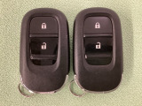 スマートキーを装備しています。鍵を差し込むことなくドアロックの開け閉めと、スタートボタン操作でのエンジンスタートができます。スペアキーも同じものを用意しております。