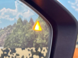 【ブラインドスポットモニタリング】走行中、ドアミラーの死角になりやすい箇所に後続車が接近するとサイドミラー付近に警告を表示、ドライバーに注意喚起をしてくれます。