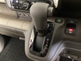 CVT車のセレクトレバーです。低速から高速まで、変速ショックのないスムーズな走りを実現するとともに、エンジン効率のよい領域を維持することで燃費にも貢献します。