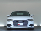 Audiデザインの特徴であるシングルフレームグリルが存在感を主張します。