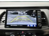 バックカメラの画像です。ガイドラインがスムースな車庫入れをサポートいたします。車庫入れの安心感がアップしますね。