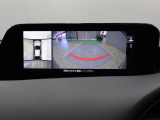【全方位モニター】駐車時に、前後左右4つのカメラでクルマを真上から見たような映像を映し出します。さらに、発進時や低速走行時などに便利な機能も付いています。