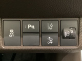 ハンドルの右側にはヘットライトリベライザーとHondaセンシング用のメインスイッチがついています。ヘッドライトリベライザーは道路状況や積荷の加重に応じてライトの高さを調節できます。