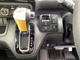 サイドブレーキは、電子制御パーキングブレーキになっています