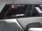 BOSEサウンドシステムを搭載。「良い音を出す」ではなく、その車種のごとに特徴を計算(車種専用設計)し、「反響音」を作り出すことによってどの座席でも自分中心で音が聴こえ、「心地よい空間」を作り出します。