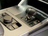 【オートブレーキホールド】停車中にブレーキペダルから足を放しても、ブレーキを自動的に制御して、車両の停車状態を保持する機能です。信号待ちなどの停車時に運転者の負担を軽減します。