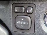 日本の駐車場は幅が広くないところが多くて、乗り降りが大変だったりしますよね。電動ミラーがあれば、室内でミラーをたためるので、駐車するときも便利ですね。