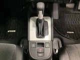 CVT車のセレクトレバーです。低速から高速まで、変速ショックのないスムーズな走りと、エンジン効率のよい領域を維持して燃費にも貢献します。サイドブレーキはスイッチ操作の電子制御パーキングブレーキです。
