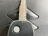 【キーレス】少し離れた場所からでもボタン一つでドアの開錠・施錠ができるのでとっても便利!ドアの鍵穴周りに傷をつけることもありません♪
