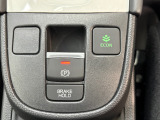 電子パーキングに加えてブレーキホールドシステムを装備しておりますので、信号待ちや踏み切り待ちでもブレーキを踏まずに停止できます!発進する際はアクセルを踏むだけですので渋滞時などはかなり楽ですね!