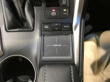 外装工程では、ボディの汚れや鉄粉を洗浄し、磨き上げコーティング。タイヤ・ホイール・エンジンルームまで、しっかり洗浄・艶出しいたします。