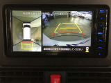 アダプティブクルーズコントロール機能付きです。走行中に先行車の様子を検知しながら、設定した車速の範囲内で先行車との距離のキープを支援します。詳細は販売店スタッフまでおたずねください。