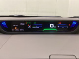 中央にデジタル表示のスピードメーターを配したハイブリット専用メーターになっています。左側のインフォメーション画面で燃費などの情報を確認できます。