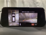 狭い場所での駐車やすれ違いなどでより的確な運転操作に役立つ360&deg;ビューモニターが装備されています。