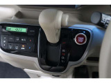 インパネシフトだから視線の移動も少なく足元もスッキリ♪運転席もゆったりしているのでゆとりを持ってドライブできますね!