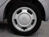 ホイールカバーは車のデザインにマッチした専用タイプです。