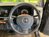 インテリアに合わせたデザインのステアリングは、運転される方のことも考え、運転しやすい形状、大きさです。是非一度、実際に触ってお確かめください。