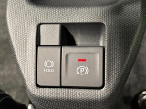 指先だけで簡単に操作が可能な電動パーキングブレーキを採用。「HOLD」スイッチを押すと、渋滞や信号待ちなどでブレーキペダルから足を離しても、ブレーキを保持するので安心です