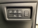 各種機能の切替スイッチは運転席パネル下に集約されています。任意で切り替え可能なため状況に合わせてお使いください。