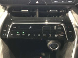 オートエアコン付きで、車内を快適な温度に自動調整します。