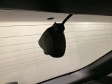 後方にもドライブレコーダーのカメラが付いています。前後両方でお車の周りを監視・記録いたします。