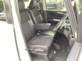 フロントシートはベンチシートです。ベンチシ―トは運転席と助手席の移動もスムーズ。狭い駐車場での乗り降りに便利です。