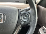 ステアリング右手側に安全運転支援機能のホンダセンシングをコントロールするスイッチ、左手側にオーディオ関連のコントロールスイッチを配置、視線を逸らすことなく運転に集中できます