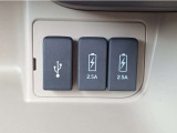 こちらの車両はナビゲーションに直接接続して音楽などを車内で再生できるUSB入力を装備しております。さらに充電用のUSBジャックも装備しております