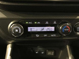 【オートエアコン】一度お好みの温度に設定すれば、車内の温度を検知し風量や温度を自動で調整してくれます。