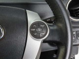 ステアリングスイッチ付きで、運転中に視線を前に向けたまま操作できます。