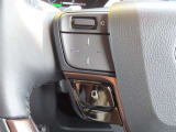 運転中、オーディオの操作をしてて、ハッとしたことはありませんか?ステアリングスイッチは、運転中でもハンドルでオーディオの操作が可能です。安全なドライブをサポートします。